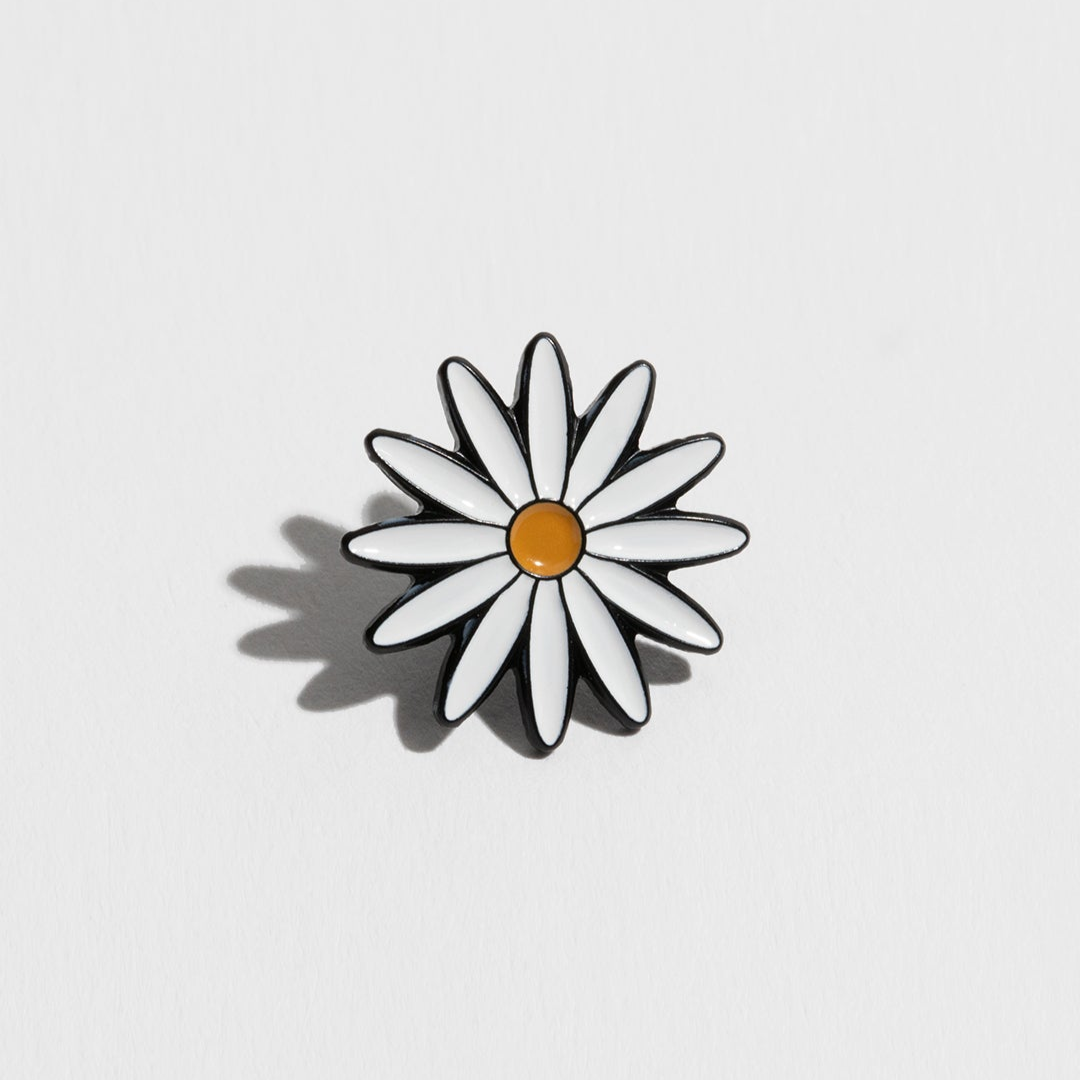 WHITE DAISY | ENAMEL PIN