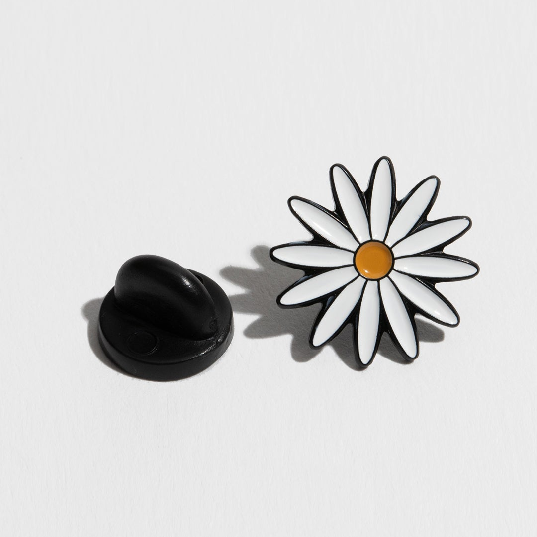 WHITE DAISY | ENAMEL PIN